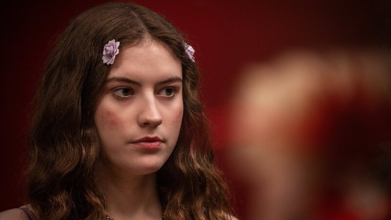 Zoe McCann (Isabelle Connolly) wurde das Opfer einer mysteriösen Entführung. Nun hat sie Angst, dass sie noch immer verfolgt wird, und wendet sich Hilfe suchend an Harry und Fergus. – Bild: ZDF und Allen Kiely/​Zoe Productions DAC/​AcornTV