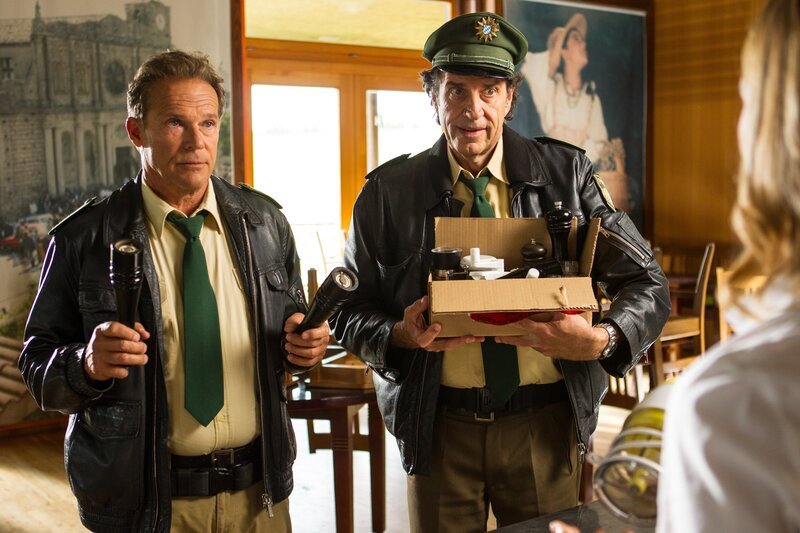 Hubert und Staller sicher Beweismaterial im Restaurant. – Bild: Leonine /​ TMG /​ Chris Hirschhäuser