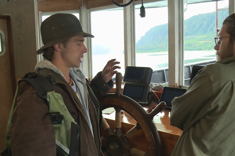 Matt Brown discussing plans with Bam Brown on the Integrity. – Bild: Discovery Channel /​ Discovery Communications