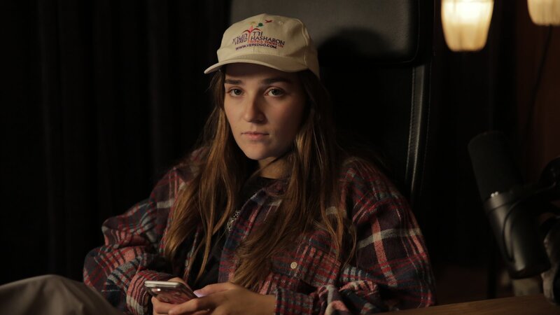 Klara (Darin Hagi) ist immer noch total mitgenommen. Auch während der Podcast-Episode über ihr katastrophal verlaufenes Date lässt sich Klara nichts anmerken. – Bild: ZDF und Wild Bunch