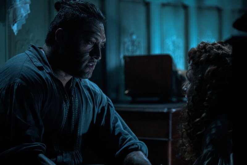 Kai (Tyrone Ngatai, l.) und Humility (Georgia Flood, r.) beratschlagen, wie sie die Steuerung der Nautilus wieder funktionsfähig machen können. – Bild: Vince Valitutti/​Disney+ /​ ZDF