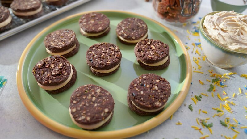 Beauty shot of Molly Yeh’s Chocolate Pecan Sandwich Cookies, as seen on Girl Meets Farm, season 9. – Bild: Discovery, Inc.