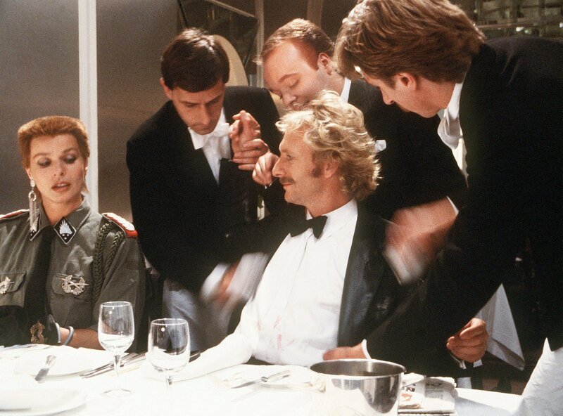 Mona (Senta Berger, l) im neuen Modelook und ihr Freund Baby (Franz Xaver Kroetz, Mitte)  auf einer Party. – Bild: WDR