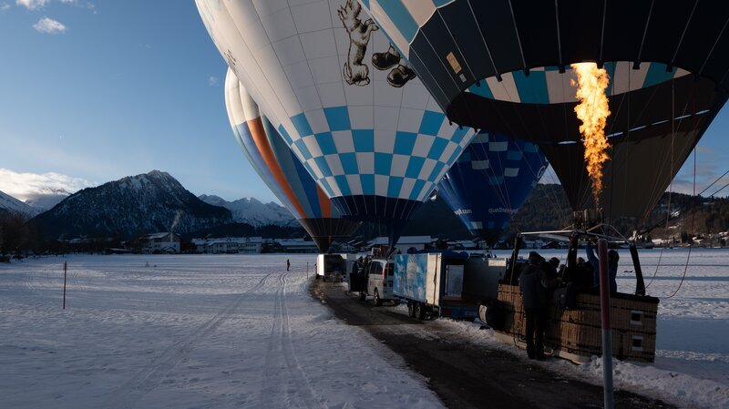 Aus Oberstdorf starten mehrere Heißluftballons zu einer Alpenüberquerung. – Bild: SIMON DEBES /​ ZDF