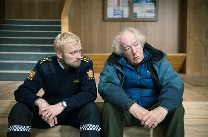 SerieSerienbilderEpisodenbildFarbeenglischFarbfilm – Bild: Distributed by Sky Vision /​ A Tiger Aspect Production /​ Fifty Fathoms Production