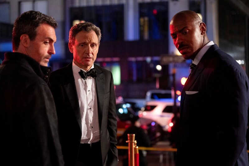 (l-r) Reid Scott as Det. Vincent Riley, Tony Goldwyn as DA Nicholas Baxter, Mehcad Brooks as Det. Jalen Shaw -- (Photo by: Virginia Sherwood/​NBC) – Bild: Virginia Sherwood/​NBC /​ UNIVERSAL /​ © 2024 Universal Television LLC. All Rights Reserved.