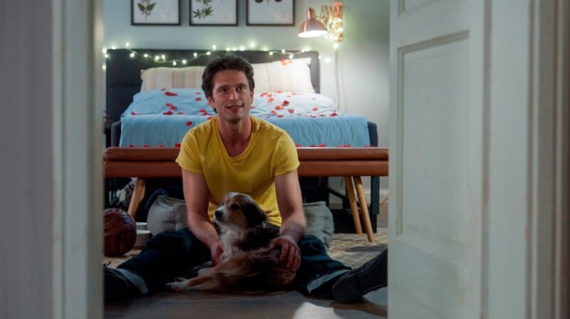 Jonas (Patrick Schlegel) ist total verliebt in Toni und verwandelt sein Zimmer in eine romantische Liebesgrotte. – Bild: NDR