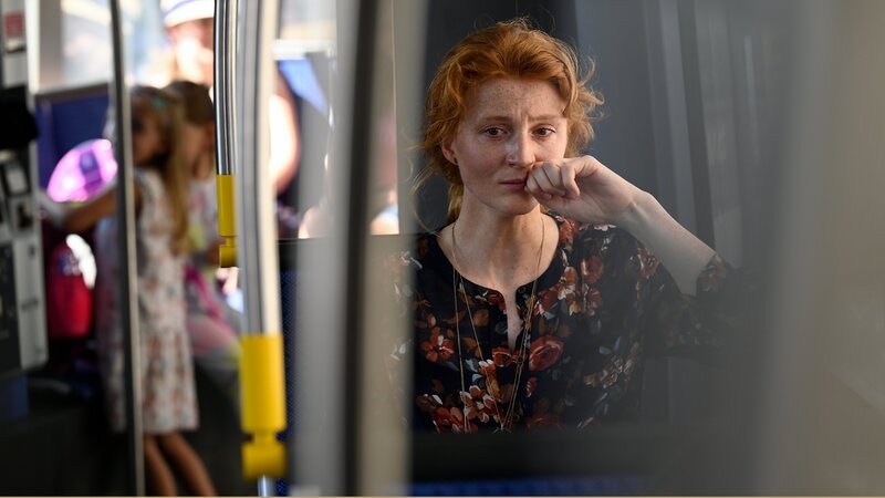 Stephanie (Silke Franz) ist verzweifelt. – Bild: Barbara Bauriedl /​ BR, ORF, maze pictures GmbH