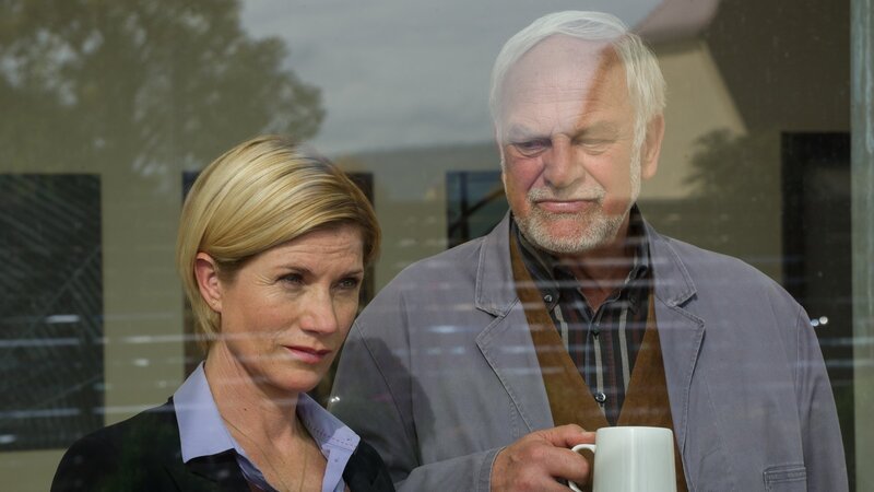 Friedemann Sonntag (Christian Pätzold) spürt, dass in Martina Seifferts (Astrid M. Fünderich) Familie nicht alles zum Besten steht, mag aber nicht fragen. – Bild: ZDF und Markus Fenchel