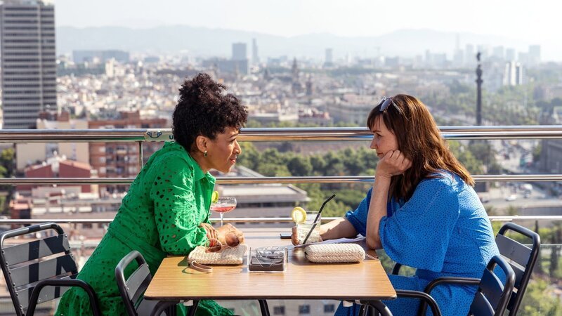 Gillian (Sarah Paul, l.) und ihre Freundin Sadie (Esther Hall) wollen sich ein paar schöne Tage in Barcelona machen, doch ein Erpresser durchkreuzt ihre Pläne. – Bild: ZDF und UKTV