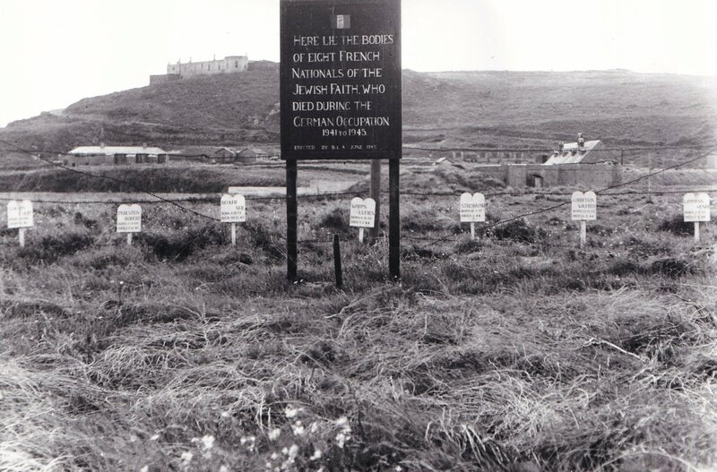 Gedenktafel auf dem Friedhof – Bild: THE HISTORY CHANNEL /​ Blink Entertainment Ltd