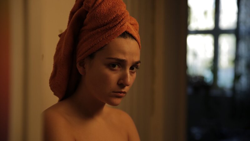 In der WG kommt es vermehrt zu Reibereien und Klara (Darin Hagi) muss sich überlegen, ob sie wieder in ihre Wohnung zurückzieht. Doch das ist leichter gesagt als getan. – Bild: ZDF und Wild Bunch