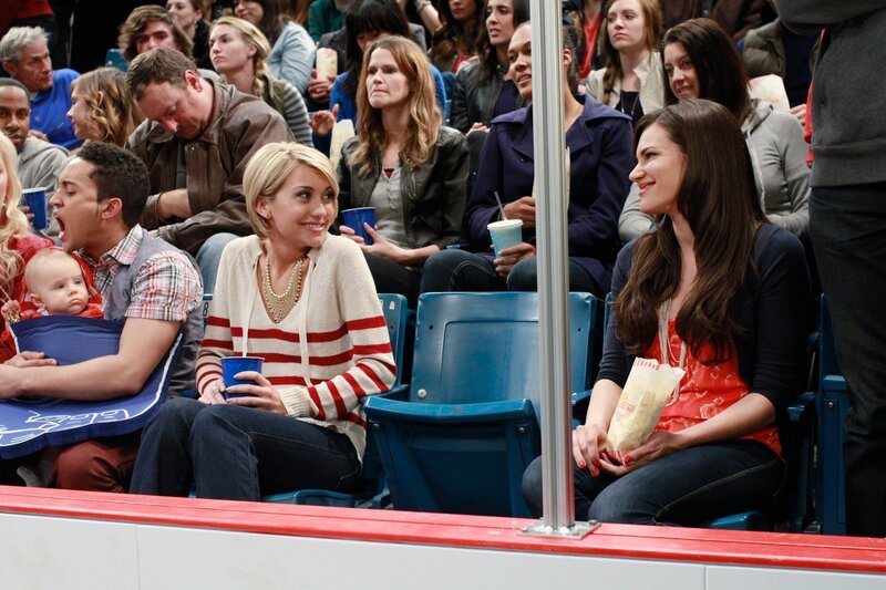 Ben hat sich in Emmas Krankenschwester Cassie (Briana Lane, r.) verliebt. Schon bald knistert es zwischen den beiden – sehr zum Ärger der eifersüchtigen Riley (Chelsea Kane, 2.v.r.) … – Bild: Disney /​ The Walt Disney Company Germany