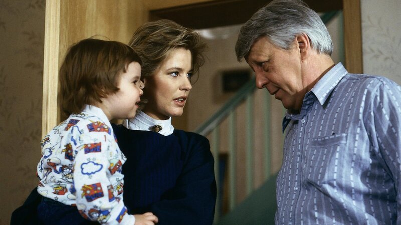 Uschi Wichert (Anja Schüte) sucht tröstenden Beistand bei ihrem Schwiegervater Eberhard (Stephan Orlac), nachdem sie ihren Mann verlassen hat. – Bild: ZDF und Terranova