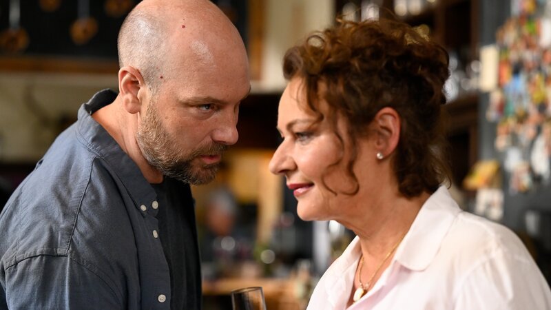 Hans Reiser (Stephan Zinner) und Sissy (Lilly Forgach). – Bild: Barbara Bauriedl /​ BR, ORF, maze pictures GmbH