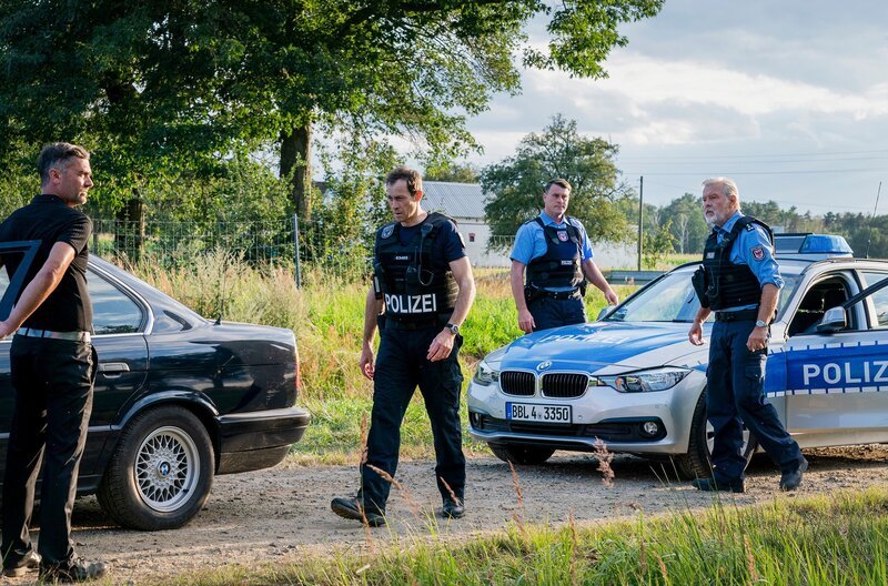 Russe (Andreas Tietz), André Pötschke (Marc Hosemann), Revierpolizist (Komparse) und Uwe Voigt (Andreas Leupold) (v.l.). – Bild: MDR/​Moovie/​Steffen Junghans