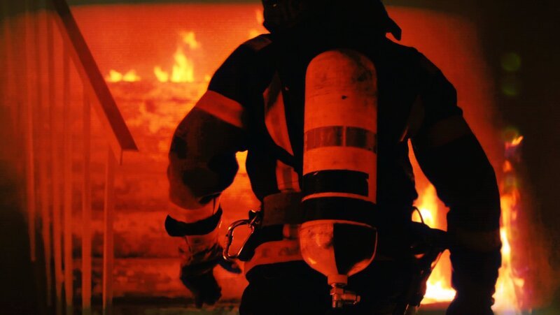 Ein Feuerwehrmann der Berufsfeuerwehr Offenbach im Einsatz. – Bild: HR