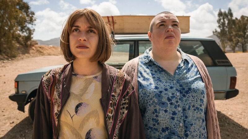 Anna (Emma Rotsaert, l.) und Kat (Marjan De Schutter, r.) besuchen einen der Plätze, an denen sie früher mit ihren Eltern viel Zeit verbracht haben. – Bild: ZDF und Michel Vertongen