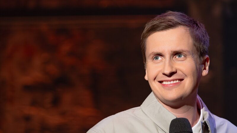 Gastgeber Till Reiners freut sich auf eine neue Ausgabe seiner „Happy Hour“. – Bild: ZDF und Hannes Thun