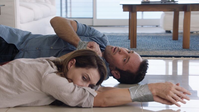 Auf der Suche nach dem Schachfiguren-Serienkiller werden sie selbst zum Opfer: Steve (Alex O’Loughlin, r.) und Alicia (Claire Forlani, l.) … – Bild: CBS Broadcasting, Inc.