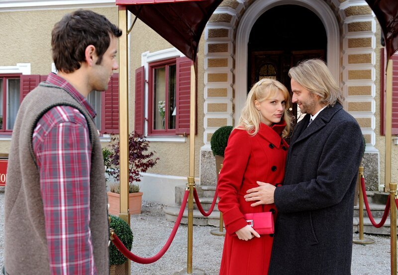 ARD STURM DER LIEBE FOLGE 1209, Rosalie (Natalie Alison, M.) demonstriert vor Jacob (Andreas Thiele, l.) ihr Glück mit Michael (Erich Altenkopf, r.). – Bild: One