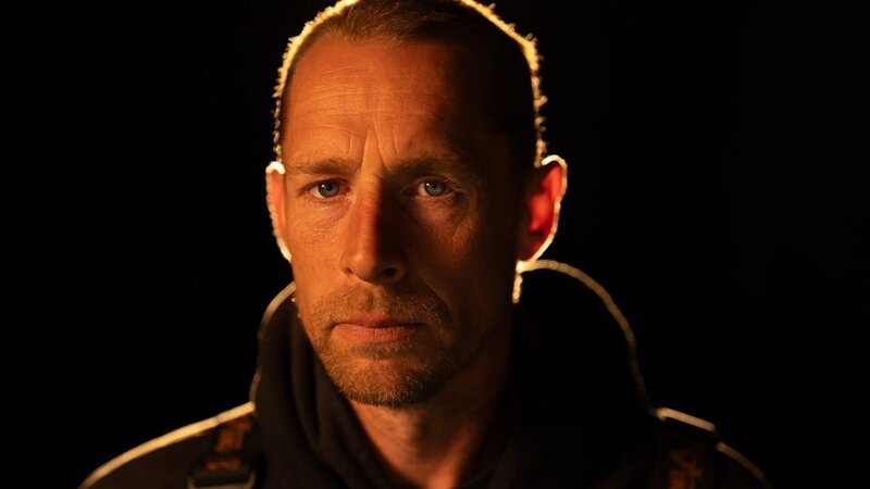 Kris Kelly Hero Shot (backlight) – Bild: Warner Bros. Discovery, Inc. or its subsidiaries and affiliates