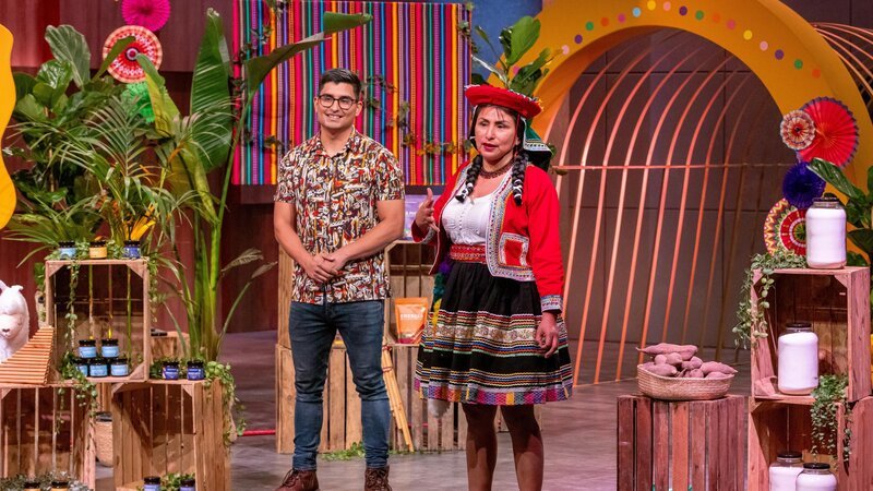 Justinian Gomez Moreno präsentiert mit Andenkraft Lebensmittel aus der peruanischen Yacon-Wurzel. Er erhofft sich ein Investment von 60.000 Euro für 20 Prozent der Firmenanteile. Seine Mutter Rosa Elena Moreno Solis unterstützt ihn bei dem Pitch. – Bild: RTL /​ Bernd-Michael Maurer /​ AZ 12 – Andenkraft