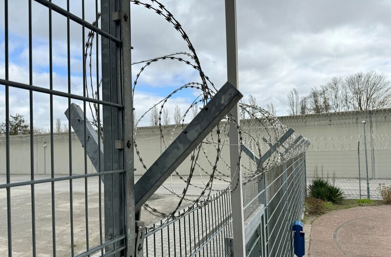 Zaun in der JVA Frankenthal. – Bild: MDR/​Preuss Film Berlin
