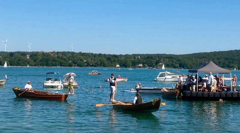 Boote sammeln sich auf dem Starnberger See zum Fischerstechen. – Bild: BR/​Bewegte Zeiten Filmproduktion GmbH/​Alica Reisner