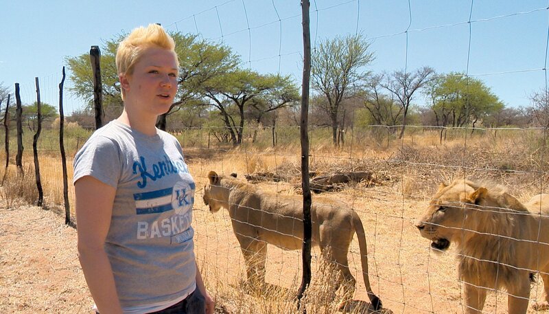 Volontärin Julia ist mit Buschmann Stefanus auf Fütterungstour. – Bild: SWR/​Harald Mittermüller