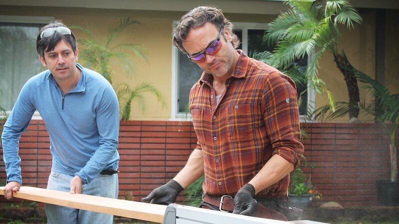 Der 60er-Jahre-Garten von Lori und Kevin in Orange County ist voll von Tomatensträuchern und Unkraut – und hat kein Konzept. Der Garten-Retter verwandelt den Garten zu einem ultimativen Treffpunkt für das Paar und seine Freunde: mit einem Hängematten-Sofa, einem Wasserspiel und einer Terrasse mit Grill. Außerdem verleiht eine Pflanzenwand aus Keramik dem Garten die nötige Farbe und Lebensdauer. – Bild: HGTV