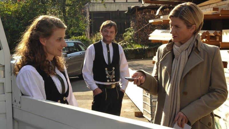 Kommissarin Martina Seiffert (Astrid M. Fünderich, r.) fragt die Zimmermannsfrau Karin Goldmann (Marie Rönnebeck, l.) nach dem Verbleib des Kollegen, der rätselhafterweise bislang nicht mit den anderen von der Walz zurückgekommen ist. Auch Karins Chef Peter Kahlert (Christian Kerepeszki, M.) hat dafür keine Erklärung. – Bild: ZDF und Markus Fenchel