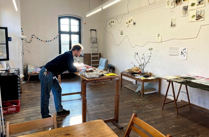 Domingos de Barros Octaviano ist einer der Stipendiaten, die in den Räumen des Röderhofer Kunstvereins für ein Vierteljahr arbeiten können. – Bild: MDR/​Heike Opitz