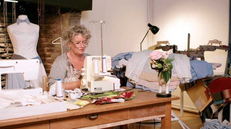 Designerin Malou Luft soll aus alten Business-Hemden etwas Neues zaubern. – Bild: WDR/​Encanto Film- und Fernsehproduktions GmbH
