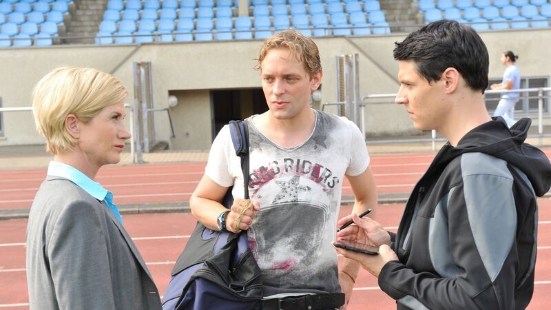 Dennis Pflieger (Florian Rummel, M.) streitet die Missbrauchsvorwürfe vor Martina Seiffert (Astrid M. Fünderich, l.) und Rico Sander (Benjamin Strecker, r.) ab. – Bild: ZDF und Markus Fenchel