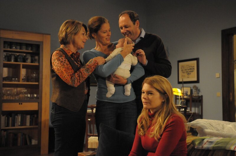 Rosi und Annalena besuchen die frischgebackenen Eltern. Von links: Rosi Brunner (Brigitte Walbrun), Annalena Brunner (Heidrun Gärtner), Hubert Kirchleitner (Bernhard Ulrich) und Uschi Guggenmoser (Silke Popp). – Bild: BR/​Jo Bischoff