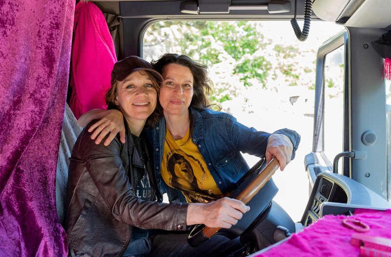 Charlie Kellinghusen (Angelika Richter, l.) und ihre Frau Susanne (Ruth Marie Kröger, r.) sind Truckerinnen aus Überzeugung. – Bild: ARD/​Thorsten Jander