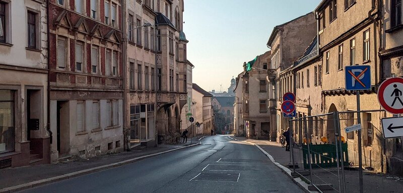 Maksym Melnyk kennt den Osten. Aufgewachsen in der Ukraine, ist für ihn Zeitz – im deutschen Osten – immer „der Westen“ gewesen. Mit einer Kamera und einer Portion Skepsis ist er nach Zeitz aufgebrochen. Ein Jahr leben und eintauchen ins lokale Geschehen, Menschen treffen, teilnehmen am Alltag. Seine Aufnahmen und Video-Tagebücher zeugen von der intensiven Suche nach der Identität dieser Stadt. – Impressionen aus Zeitz. – Bild: rbb/​MDR/​zero one film