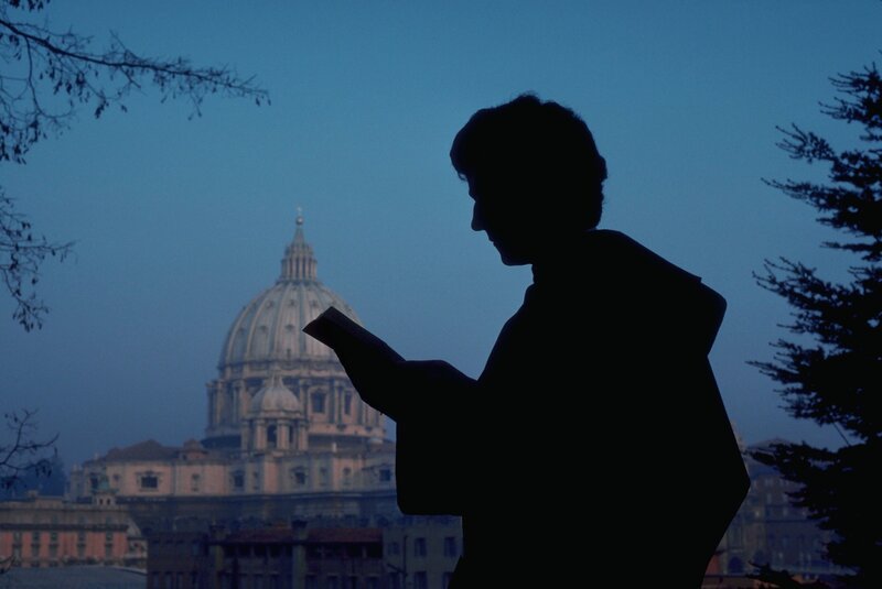 Der Vatikan – ein Ort des Glaubens und dunkler Geheimnisse. Ein mysteriöser Mehrfachmord, ein beinahe tödliches Attentat und eine erpresserische Entführung werfen noch immer Fragen auf. – Bild: ZDF und Corbis Documentary /​ Amos, James