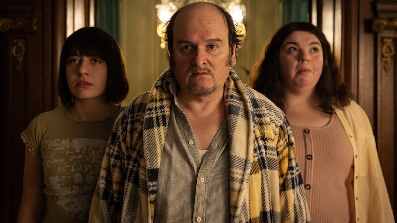 Anna (Emma Rotsaert, l.) und Kat (Marjan De Schutter, r.) sind überrascht, dass Rémi (Roland Vouilloz, M.) in einem opulent eingerichteten Schloss lebt. – Bild: ZDF und Michel Vertongen