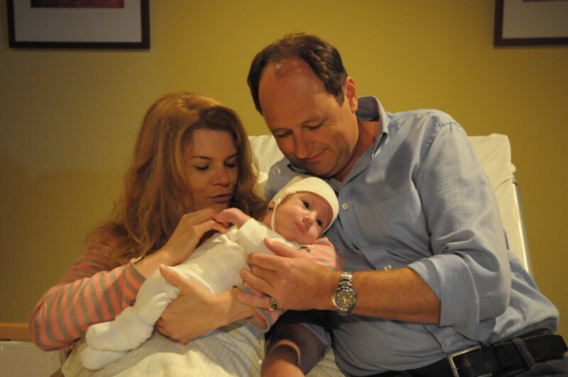 Uschi und Hubert sind endlich zu dritt. Von links: Uschi Guggenmoser (Silke Popp) und Hubert Kirchleitner (Bernhard Ulrich). – Bild: BR/​Jo Bischoff