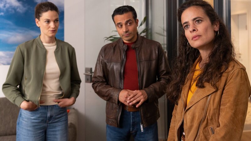 Hauptkommissarin Beck (Michaela Weingartner, l.) und Kommissar Kaya (Baran Hêvî, M.) befragen Tina Sell (Maya Haddad, r.), die als Fotografin für das Bergsteigermagazin des Opfers arbeitet. – Bild: ZDF and Linda Gschwentner