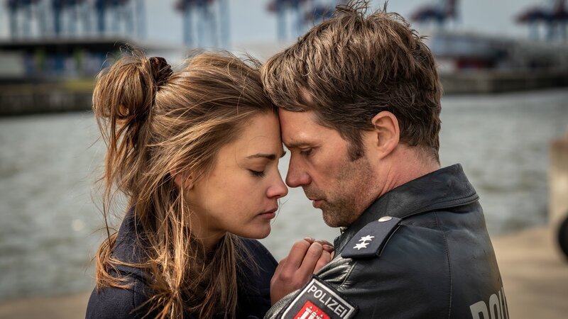 Die schwere Zeit, die Eva (Laura Berlin) durchlebt, bringt sie und Mattes (Matthias Schloo) wieder näher zueinander. – Bild: ZDF und Boris Lasewen