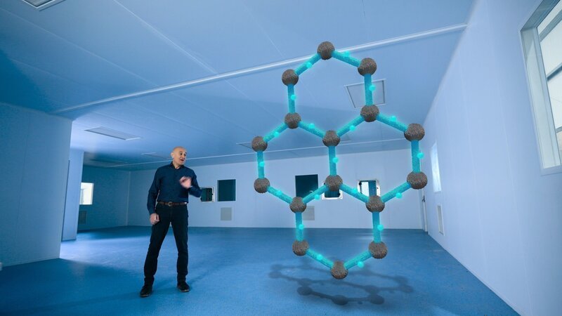 Moderator Jim Al-Khalili erklärt das Universum. +++ – Bild: RTL /​ Furnace Ltd. /​ Bis zur Unendlichkeit