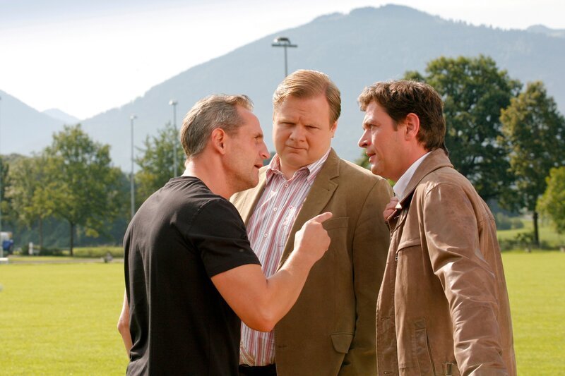 Als Hartl (Michael A. Grimm, m.) und Lind (Tom Mikulla, r.) Fingerabdrücke von Jeromin (Tim Wilde, l.) am Tatort finden, wird es eng für den Rosenheimer Trainer. – Bild: ZDF/​Christian A. Rieger