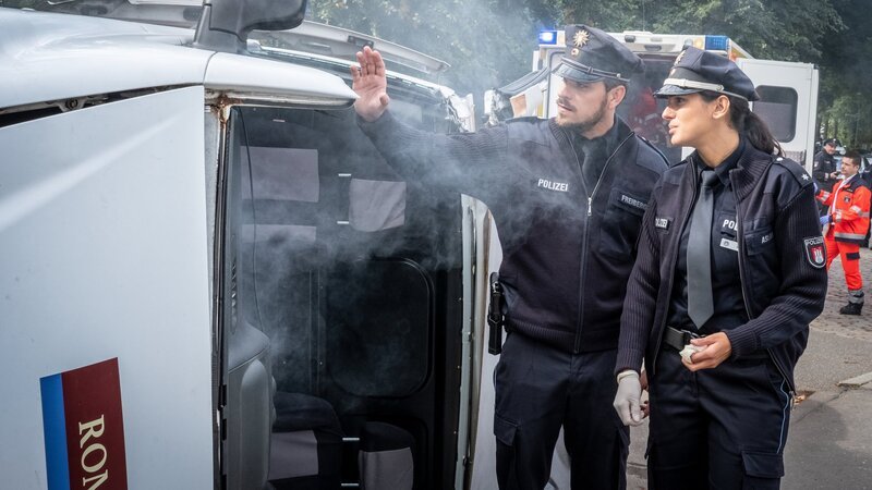 Kris (Marc Barthel) und Pinar (Aybi Era) sehen sich das Unfallfahrzeug genau an, um herauszufinden, ob es manipuliert wurde. – Bild: ZDF und Christine Schroeder