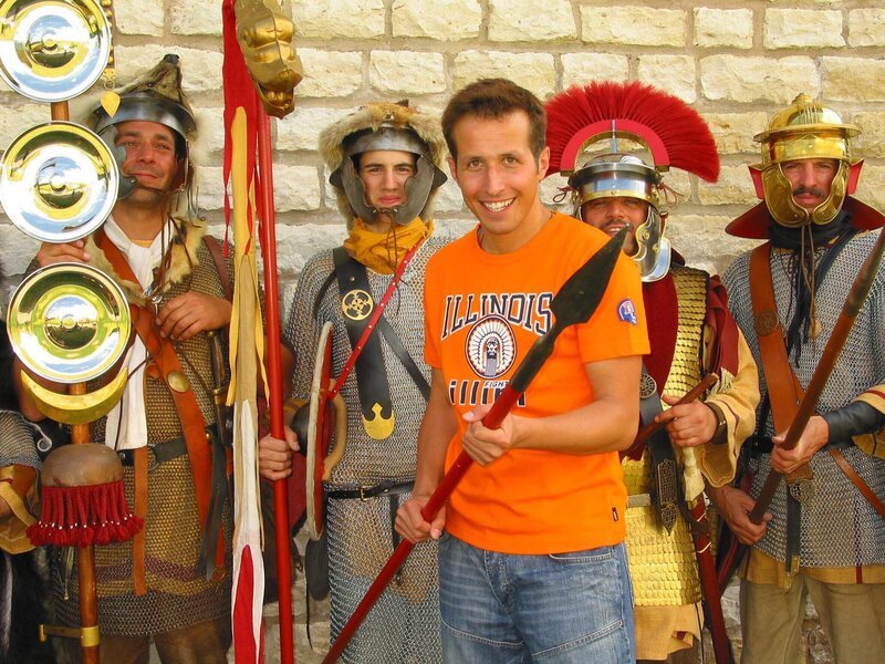 Willi informiert sich bei Vertretern der experimentellen Archäologie über die Rüstung und Bewaffnung der alten Römer. – Bild: Bayerischer Rundfunk /​ megaherz