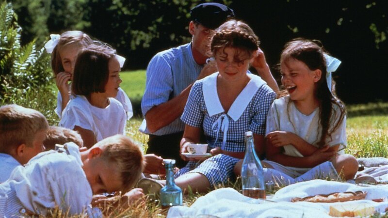 Die Magd (Agda Louisa Raeder) erzählt den Kindern, dass man in der Mittsommernacht über neun Zäune klettern, neun Blumen pflücken und die dann unter seinem Kopfkissen verstecken muss. Dann träumt man von der Person, die man einmal heiraten wird. – Bild: ZDF und Taurus