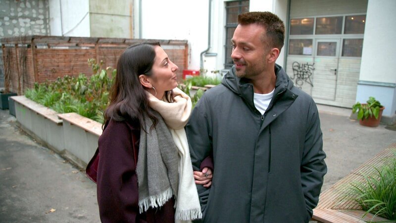 Mike genießt sein neues, einfaches Leben mit Sara, bis ein alter Bekannter ihm ein verlockendes Jobangebot macht: die Chance auf seine eigene Cocktailbar. Doch bald wird Mike klar, dass dieser Traum nicht mehr zu seinem Leben passt. – Bild: RTLZWEI