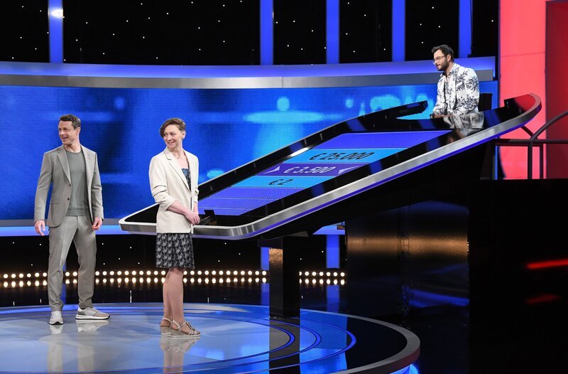 Moderator Alexander Bommes (l.) mit der Kandidatin Anna Spengler (2.v.l.) und dem Jäger, Sebastian Klussmann (r.). – Bild: ARD/​Uwe Ernst